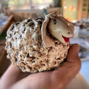 כבשה מקרמיקה בעבודת יד סטודיו בר