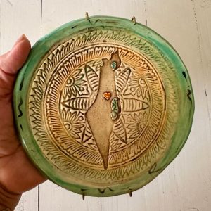 צלחת דקורטיבית לתליה קרמיקה בעבודת יד - סטודיו בר