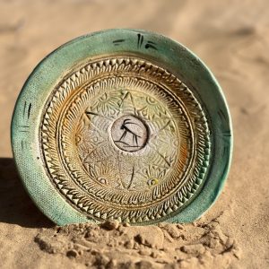 צלחת קרמיקה דקורטיבית בעבודת יד סטודיו בר